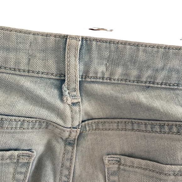 Hollister | Embroidered Distressed Jeans - Picture 12 of 13